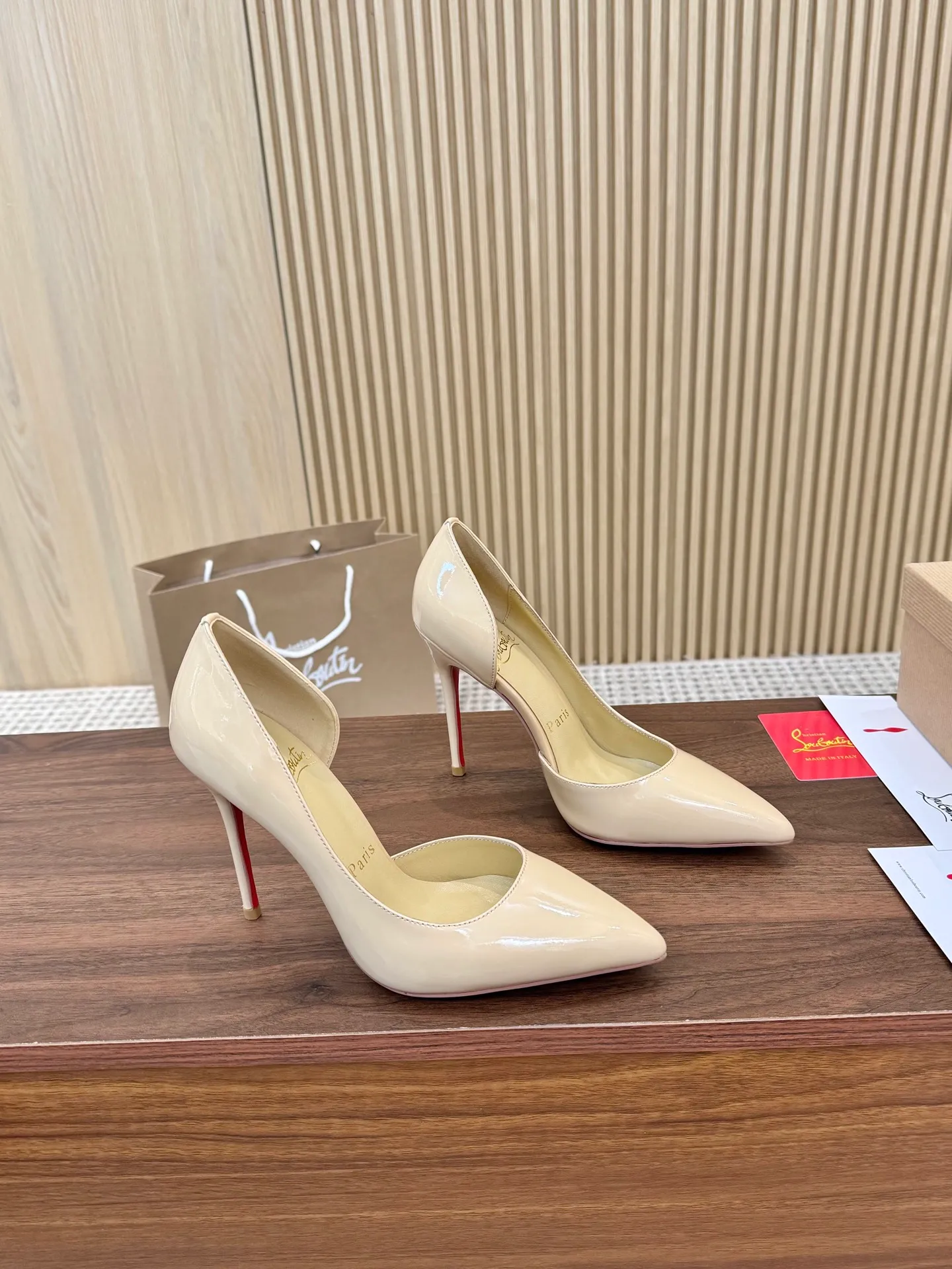 💕💕Factory direct selling price p440💕💕 Genuine leather sole +40 shipped all year round💝Christian Louboutin CL👠 "Imported cow patent leather💎Side hollow series" noble and luxurious, real blingbling👟👟 real materials, all customized by the pattern maker, and the materials are made of original customized materials to achieve the taste of the original 5 color options💍 Upper: Imported 👉cow patent leather💪 Lining: Sheepskin foot pad/lining Size: 34-40.41.42 Heel height: two options: 10.5cm and 8.5cm
